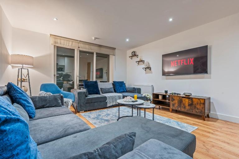 Cozy 2BR Harrow, Sleeps 8, Gym, Near Station - Chambres d'hôtes Hatch End