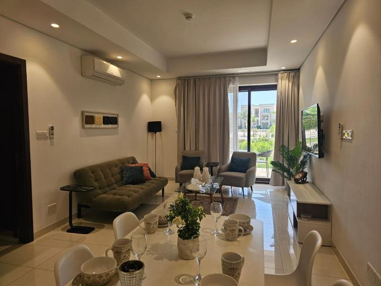 Hawana Salalah 1BR with Private Garden, Lake View & Shared Pool هوانا صلالة شقة مع حديقة خاصة وإطلالة على البحيرة ومسبح مشترك - Bed and Breakfast Şalālah