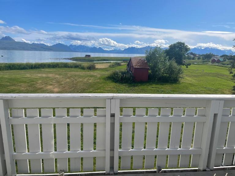Loftsleilighet med balkong og fin utsikt - Ferienwohnung Grytting