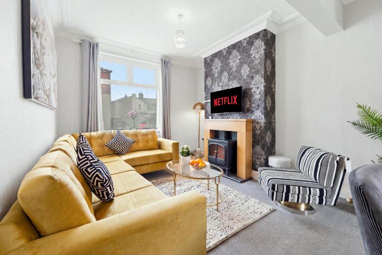 KING BED - Luxury 3BR City House - Fast Wi-Fi - B&B Barrow in Furness