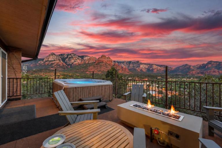 Luxury Uptown home with Epic Views and Hot Tub - B&B Sedona