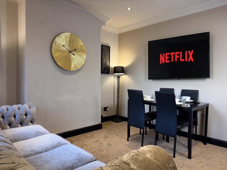 BreckonHill House 4BR Entire Home - Bed and Breakfast Middlesbrough