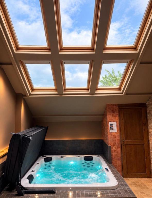 Spacious loft with Jacuzzi and sauna in Jabbeke - B&B Jabbeke