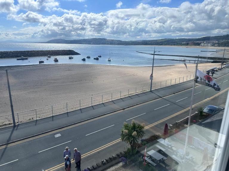 Stunning 2 Bedroom Sea View Apartment With Parking - B&B Rhôs-on-Sea