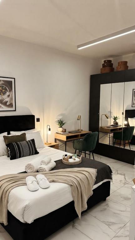 Sophistic Athens by HC - B&B Atenas