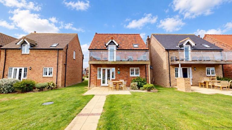 Sea Urchins, The Bay, 2 bedrooms with ensuites, balcony with sea view, parking, 2 dogs welcome - B&B Filey