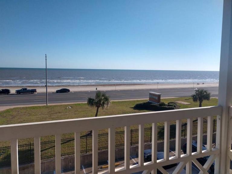 Ocean Front Condo - 3 Bdrms - Hot Tubs - 2 Pools - Gym - Tennis - Cruise Parking included Shoreline Stays 2203 - B&B Galveston