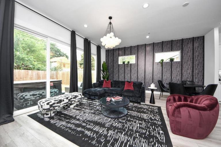 Stylish 3BR 3BA HotTub Home near Medical Center, DownTown,NRG - B&B Houston