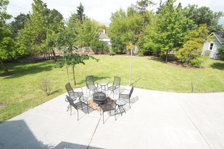 Spacious 5BR 2BA Home - Fenced Yard, BBQ, Fire Pit - B&B Oak Harbor