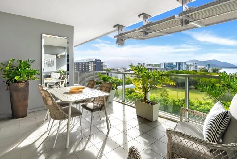 Belle Escapes 56 Harbour Lights Marina City Views - Bed and Breakfast Cairns