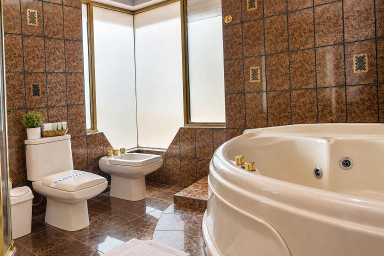 The Landmark I Jacuzzi and Kitchen Calacoto - B&B La Paz