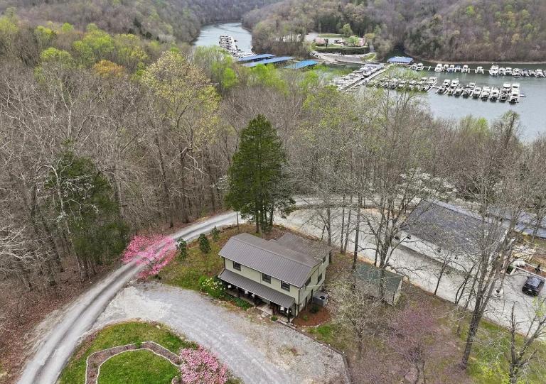 Charming Lake House With Boat Ramp on Center Hill - Bed and Breakfast Smithville