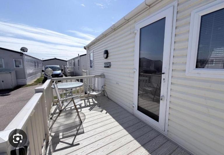 3 bed static caravan with 5 beds on a holiday park - B&B Felixstowe