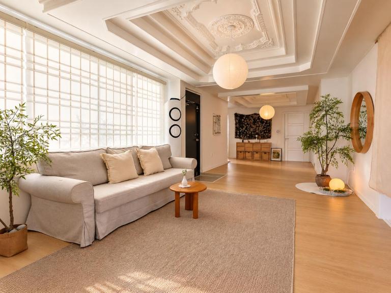 New JAJA Haenggung, SuwonㅣNext to Hwaseong Fortress ㅣ 165 sqm Large SpaceㅣCozy Korean VibeㅣComfortable & Well-keptㅣUp to 16 guestsㅣ2 Free Parkingㅣ2 Bathrooms ㅣ Loved by many guests - B&B Suwon-si