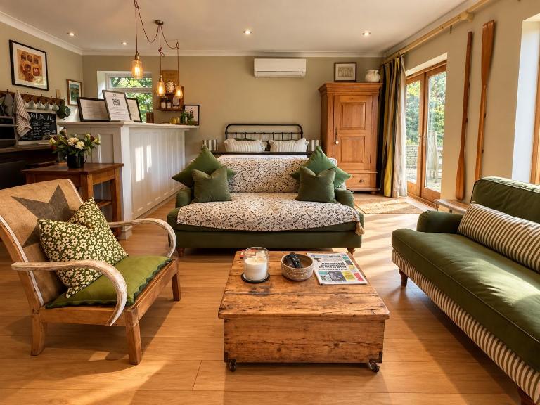 The Old Pool House, Stylish Large Studio in Private Country Estate with Air Con - Ferienwohnung Bradford on Avon