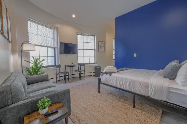 Bold Studio Steps from Back Bay - B&B Boston