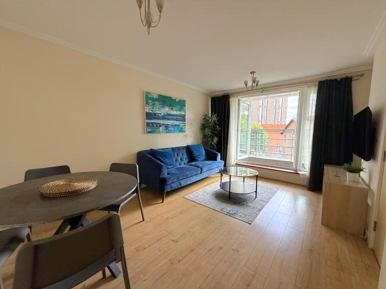 2-Bedroom Apartment with Balcony & Parking in Central Woking - B&B Woking