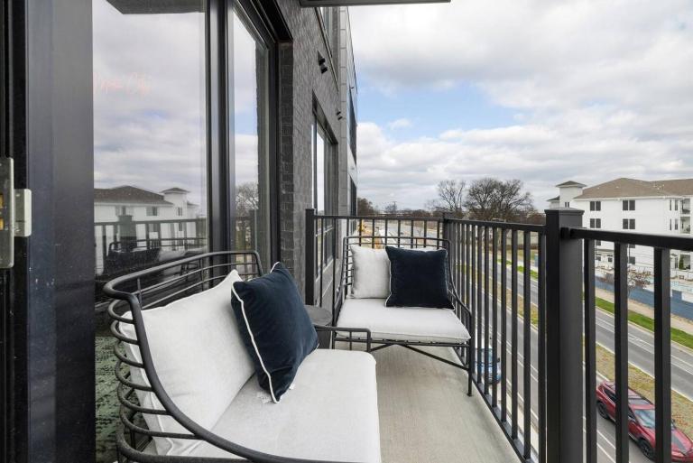 Vandy Game Day 2BR/2BA | Balcony | Pool + Gym - Ferienwohnung Nashville