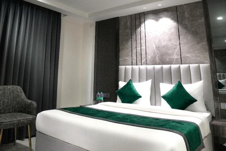 Hotel Sawera Int Walking Distance From New Delhi Railway Station & Connaught Place - Bed and Breakfast New Delhi