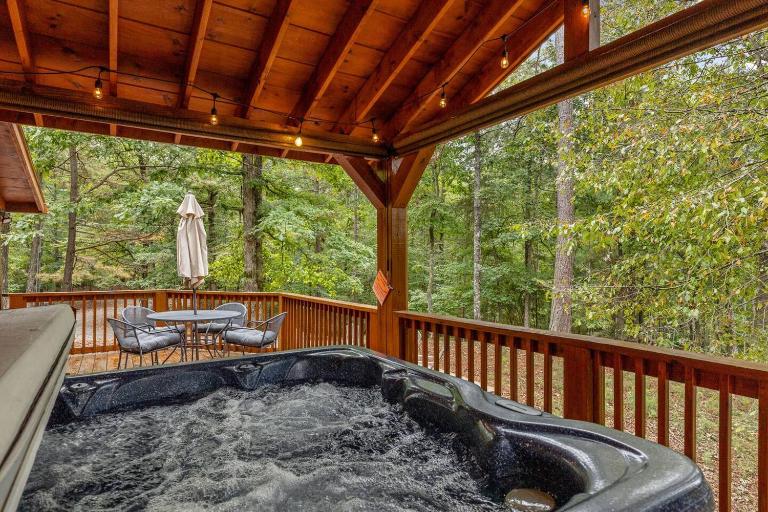 Hot Tub • Game Room • 3 King Beds • Pet Friendly - B&B Ellijay