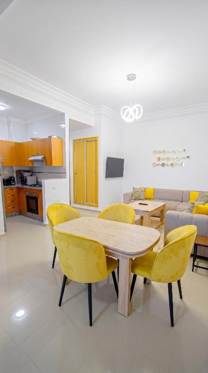 2-Bedroom Apartment with Balcony & Pool - B&B Arcila