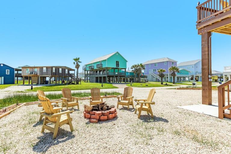Sleeps 21 Minutes to the Beach - B&B Freeport