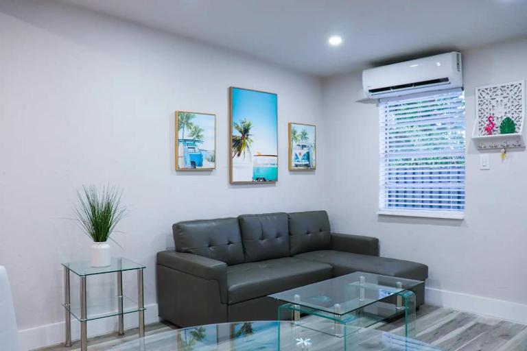 Flamingo Beach House - Bed and Breakfast Dania Beach