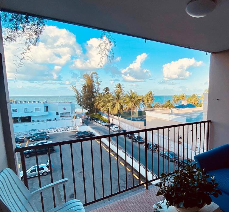 Cozy studio apartment steps from the beach ! - Bed and Breakfast San Juan
