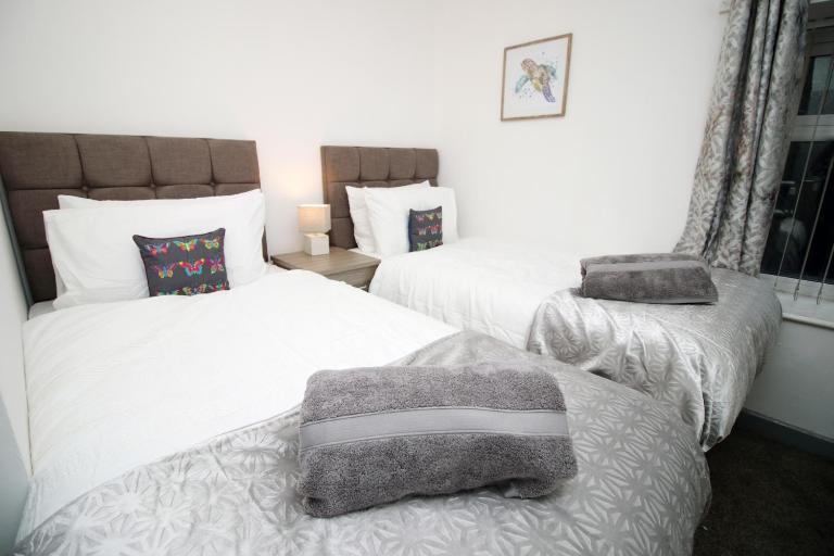 4 Bed - City Centre Parking - Ideal for Contractors - B&B Swansea