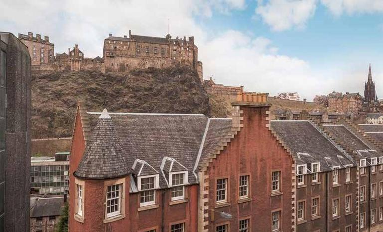 Old Town 1BR Flat with Edinburgh Castle Views - B&B Edinburgh