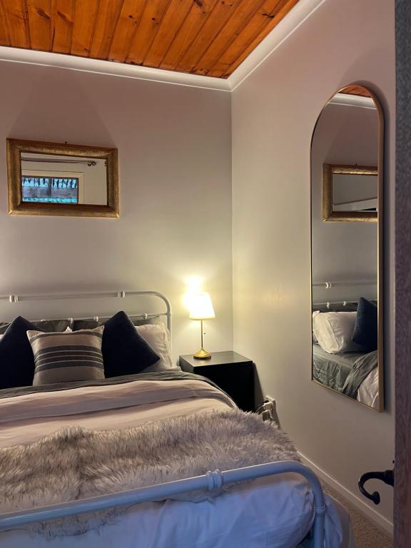 Florence Olivia - B&B Strahan