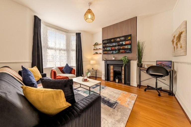 Citylink Spacious 5-Bedroom House,Wi-Fi,Easy Access to Excel and Central London - B&B London