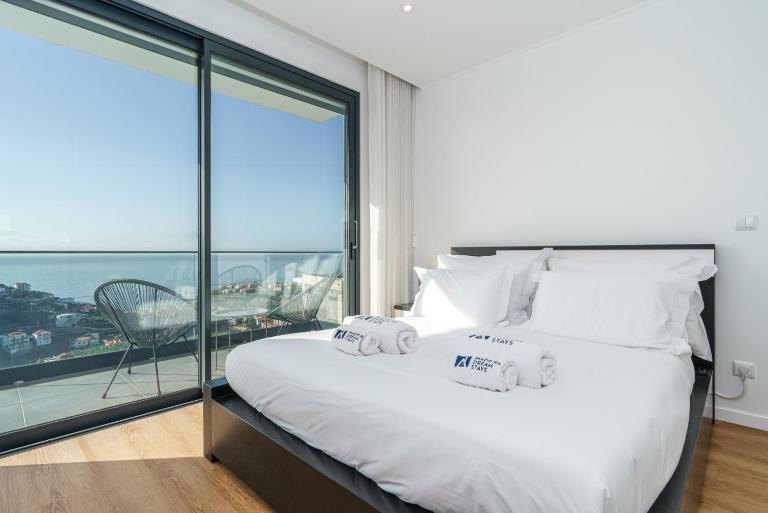 Villa Fenix II by Madeira Dream Stays - Bed and Breakfast Câmara de Lobos