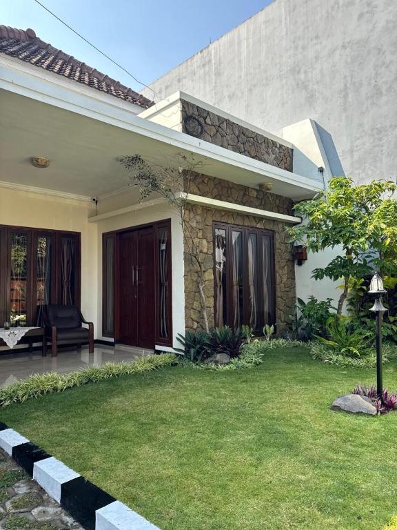 Rumah Cahaya Syariah Peaceful Family Home - B&B Rampalcelaket