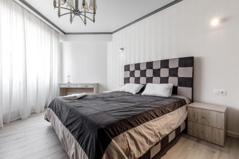 Contemporary Urban Retreat, Bright & Stylish - Bed and Breakfast Chisinau