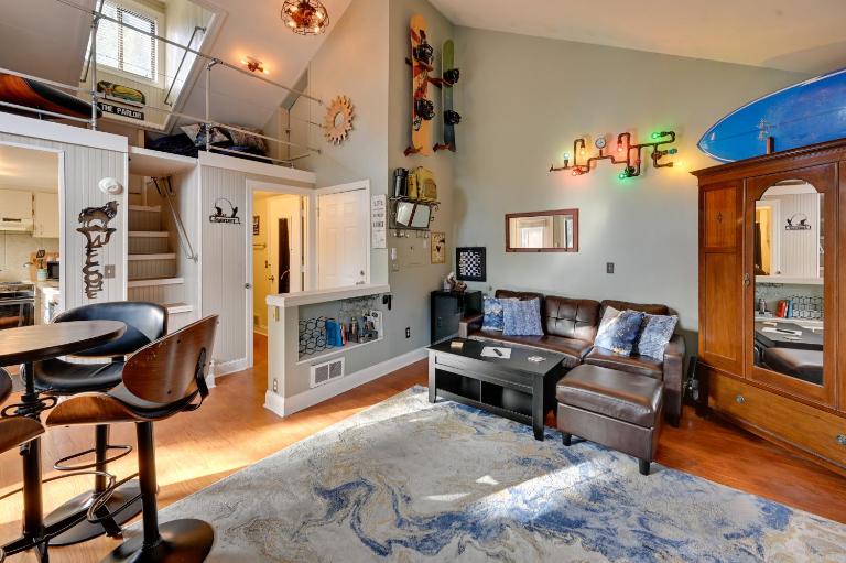1 Mi to Sunriver Resort! Studio w/ Hot Tub Access - Bed and Breakfast Sunriver