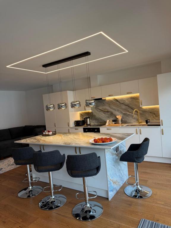 Luxury 4BD Modern House Near Station and London - Chambres d'hôtes Bushey
