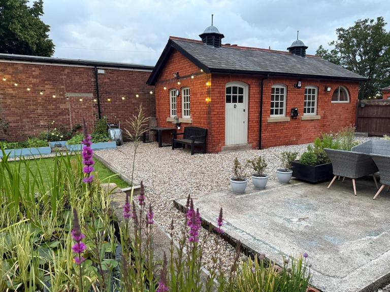 Cosy small cottage in Wirral Merseyside with kitchen - B&B Lower Bebington