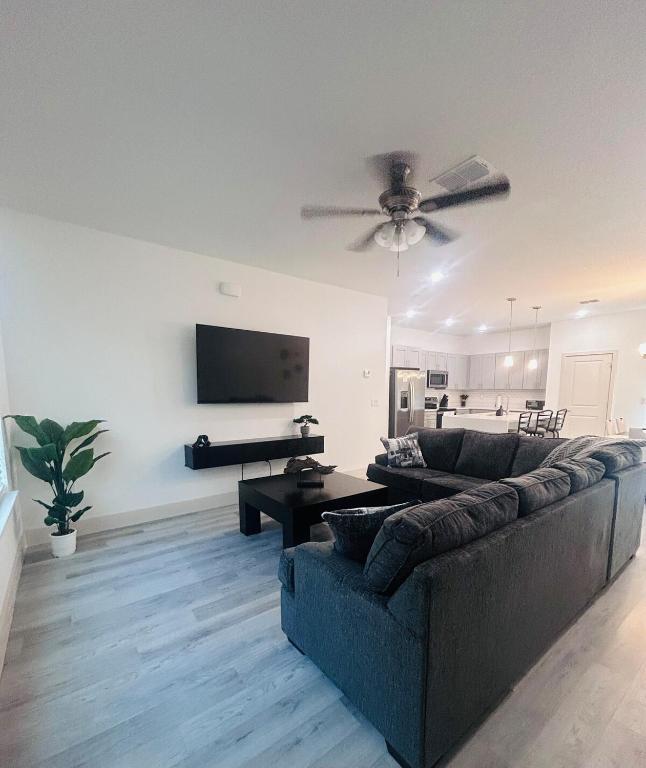 Spacious 4BR Home Near Shopping & Dining - Ferienwohnung Ocala