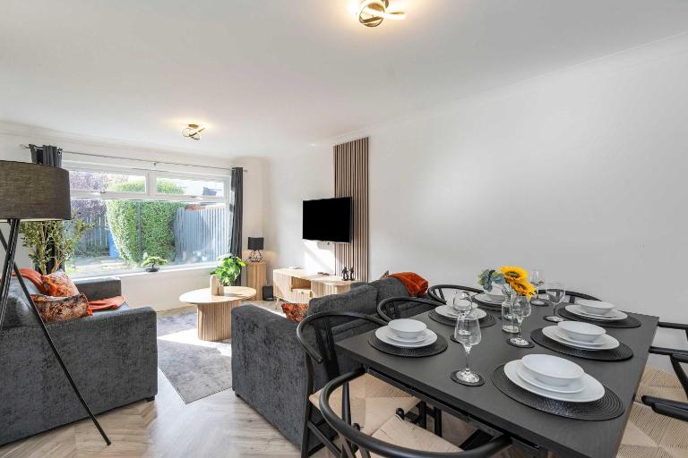 Contractor & Family Friendly House - Sleeps 8 - FREE Parking and Fast Wi-Fi - B&B Uphall