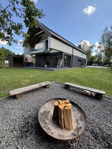 Enklawa Winiec - nowoczesny dom nad jeziorem, 6 sypialni, jacuzzi - B&B Wieniec