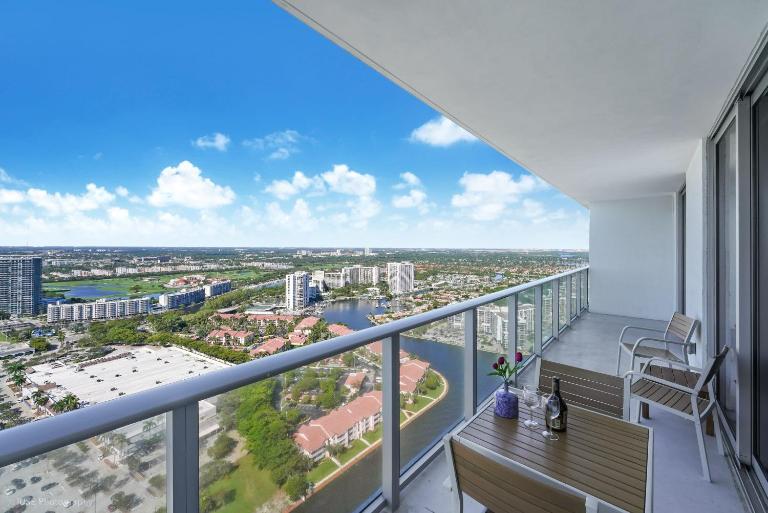 Mesmerizing 35th Floor Resort Pools and Views - B&B Hollywood