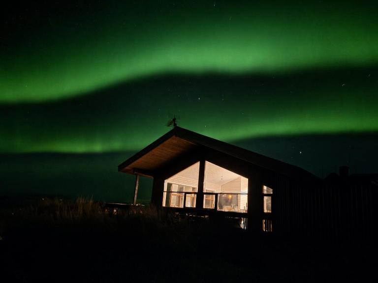 Golden Circle Lux Cabin/Cinema & Aurora Glasshouse - B&B Selfoss