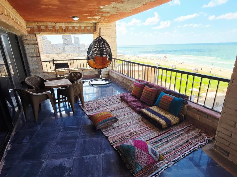 Hotel appartment alexandria sea view free wifi 3 bedrooms 2 toilets 5th floor Bellevue village agami available all year days & 5 heavy blanket available - B&B Alessandria d'Egitto