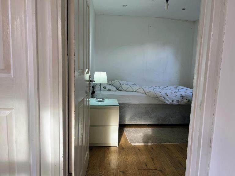 Compact single room B near Heathrow with 24 buses to all Terminals - B&B Feltham