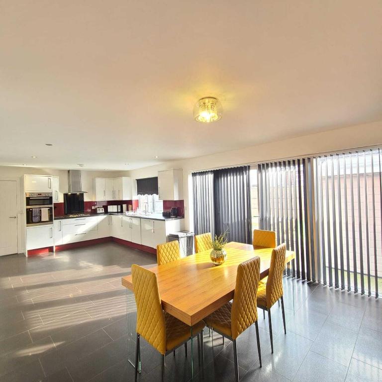 Spacious house / sleeps 10 / parking / Barrow - Ferienwohnung Barrow upon Soar