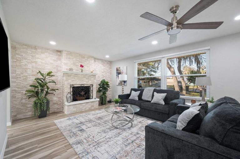 Wood Circle House - Dog Friendly with Fenced in Backyard - Bed and Breakfast Lakeland