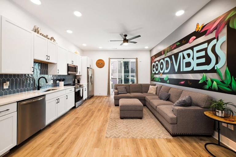 Good Vibes on Main - NEW - 1 Mile to DTNash - Bed and Breakfast Nashville