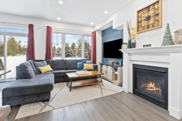 Modern Home w Sauna, Pool Table, Games, Mtn View by Property Valet - B&B Collingwood