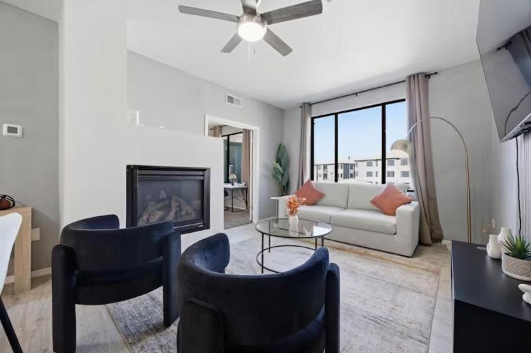 Fireplace - Pool - Lux Gym -Free Parking -Location - Bed and Breakfast Scottsdale